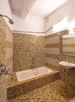 Shower, rainfall showerhead, free toiletries, towels - Fabhotel Prime Rockstar Suites (Kolkata)