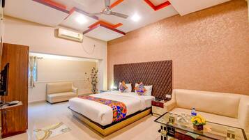 Egyptian cotton sheets, premium bedding, in-room safe, free WiFi