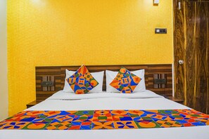 ملاءات من القطن المصري وأغطية فراش متميزة وخزنة داخل الغرفة