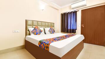 Egyptian cotton sheets, premium bedding, in-room safe, desk