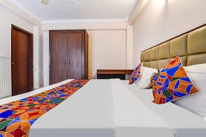 Egyptian cotton sheets, premium bedding, in-room safe, desk