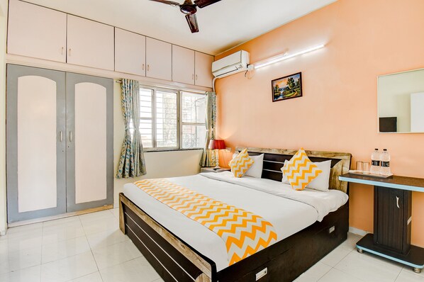 Egyptian cotton sheets, premium bedding, in-room safe, free WiFi