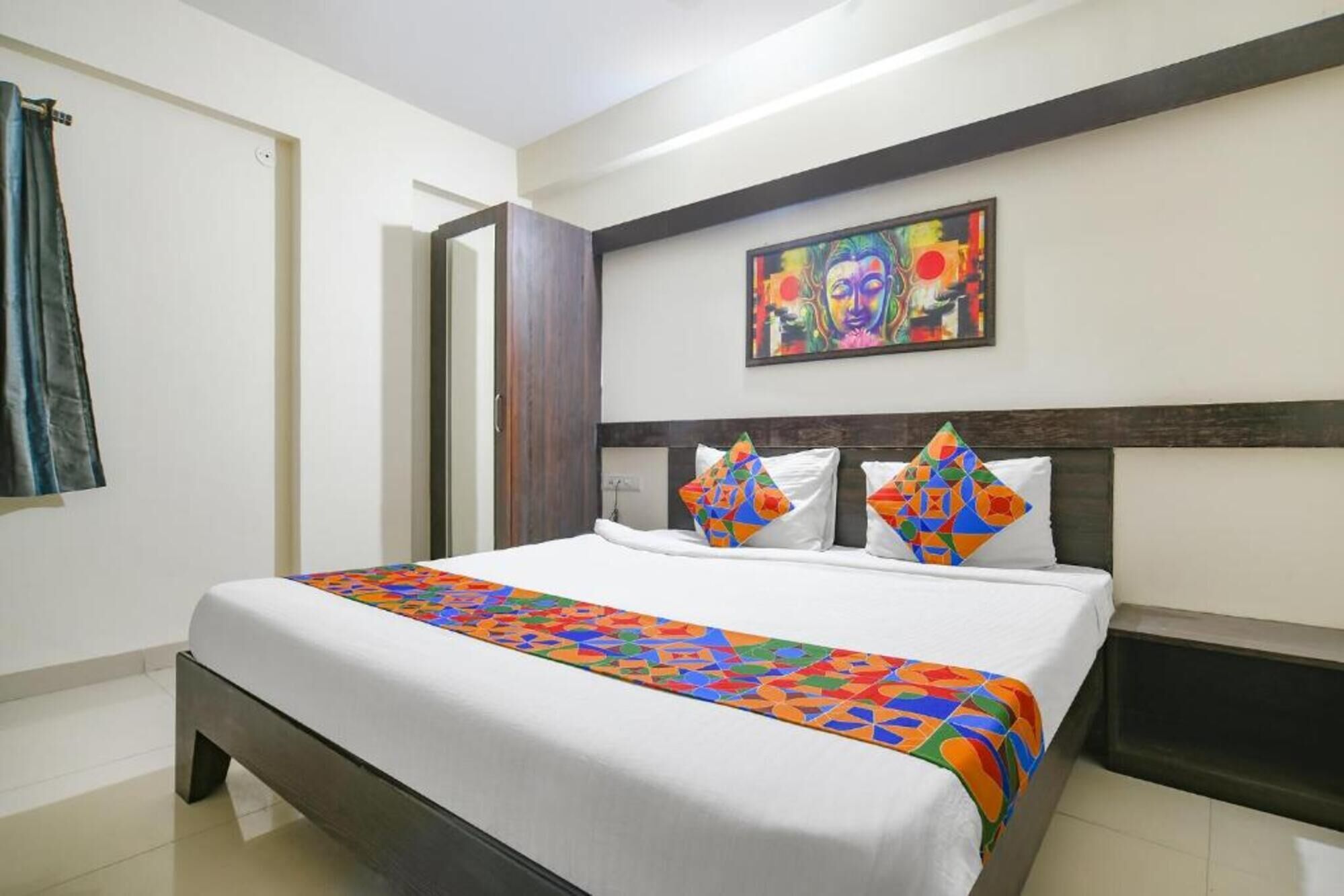 Egyptian cotton sheets, premium bedding, in-room safe, free WiFi