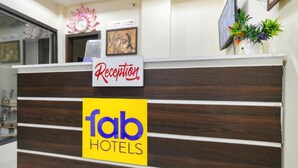 Una reception con il cartello 'Reception' e il logo di 'fab hotels'.