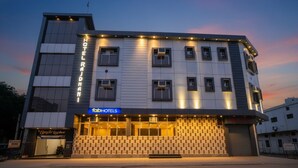 A hotel with a modern facade, multiple windows, and a sign for 'Rabahotels'.