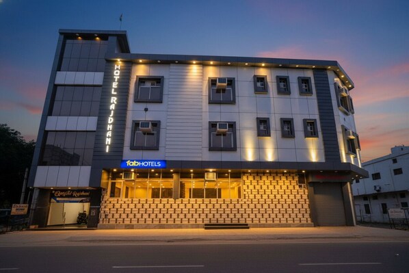A hotel with a modern facade, multiple windows, and a sign for 'Rabahotels'.