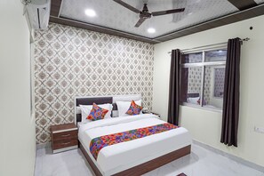 ملاءات من القطن المصري وأغطية فراش متميزة وخزنة داخل الغرفة