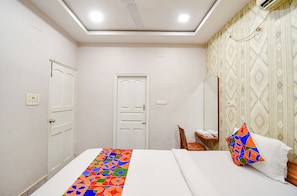 Egyptian cotton sheets, premium bedding, in-room safe, free WiFi