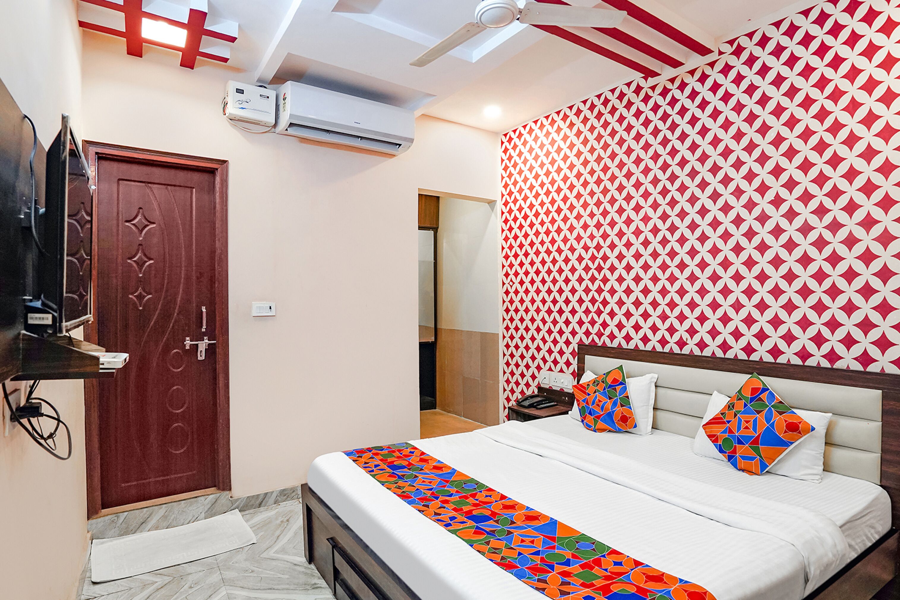 family room | egyptian cotton sheets, premium bedding, in-room safe, free wifi