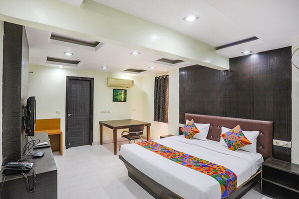 Egyptian cotton sheets, premium bedding, in-room safe, soundproofing - Fabhotel Trio Continental (New Delhi)