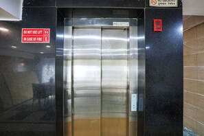 Elevator - Fabhotel Trio Continental (New Delhi)