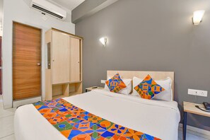 Deluxe Room | Egyptian cotton sheets, premium bedding, in-room safe, free WiFi - Fabhotel Kaviya (Ahmedabad)