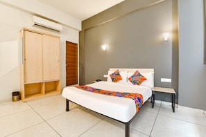 Egyptian cotton sheets, premium bedding, in-room safe, free WiFi - Fabhotel Kaviya (Ahmedabad)