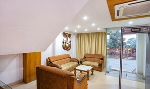 Lobby sitting area - FabHotel Taj Home Stay (New Delhi)