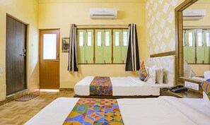 Egyptian cotton sheets, premium bedding, in-room safe, free WiFi - Fabhotel Shivam Palace (Varanasi)
