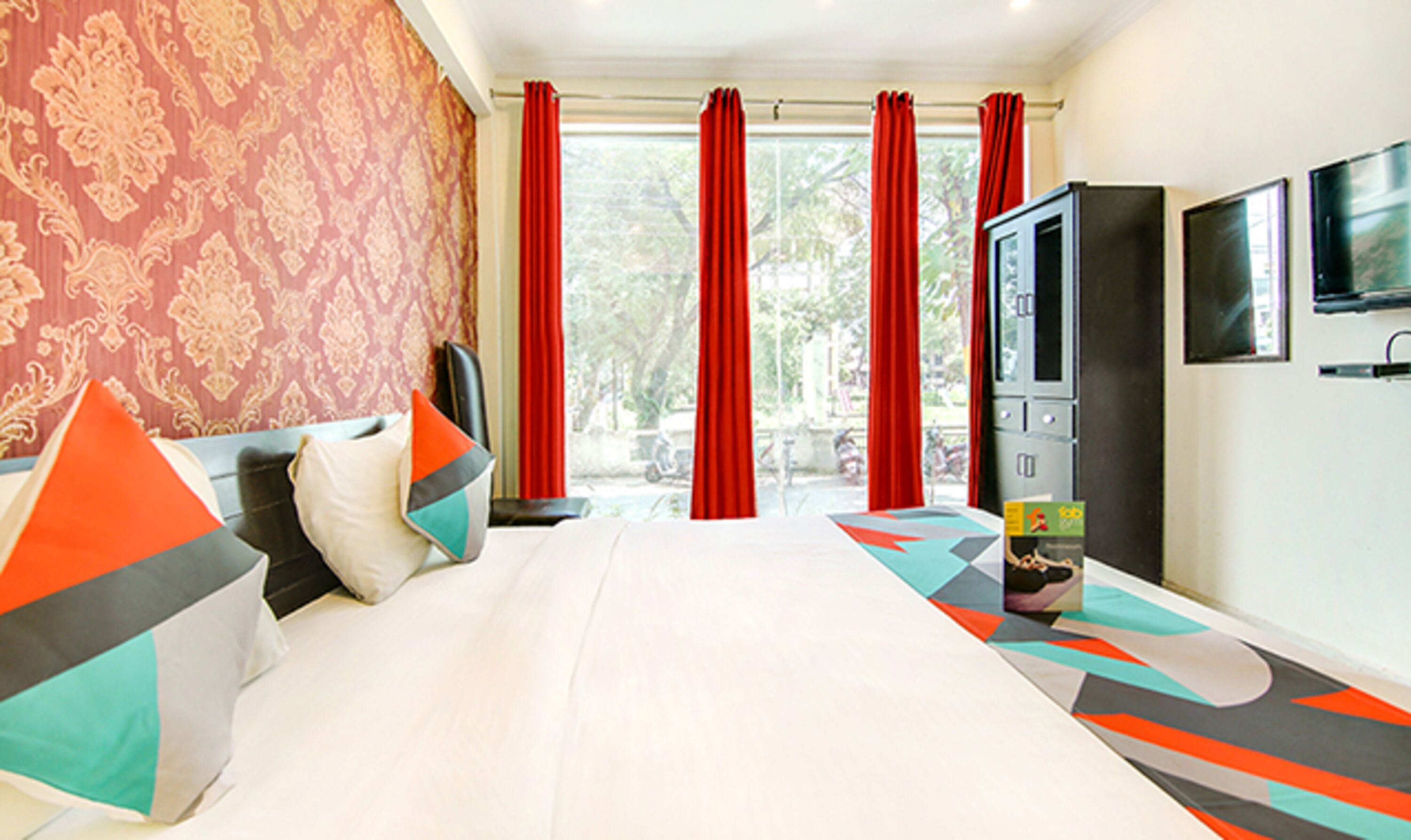 Egyptian cotton sheets, premium bedding, in-room safe, free WiFi