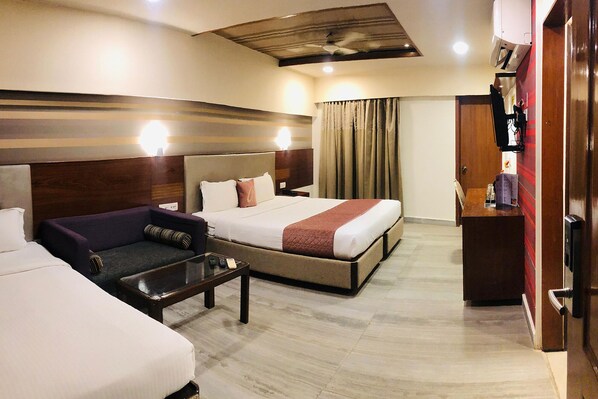 Egyptian cotton sheets, premium bedding, in-room safe, free WiFi - Fabhotel Astra Berry'S (Bengaluru)