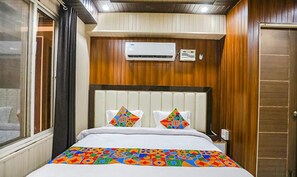 Deluxe Room | Egyptian cotton sheets, premium bedding, in-room safe, soundproofing - Fabhotel Jms Residency (Dehradun)