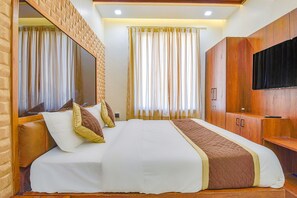 Egyptian cotton sheets, premium bedding, in-room safe, free WiFi - Fabhotel Shree Ji (Udaipur)