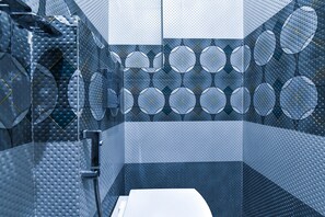 Shower, rainfall showerhead, free toiletries, towels - Fabhotel Shree Ji (Udaipur)