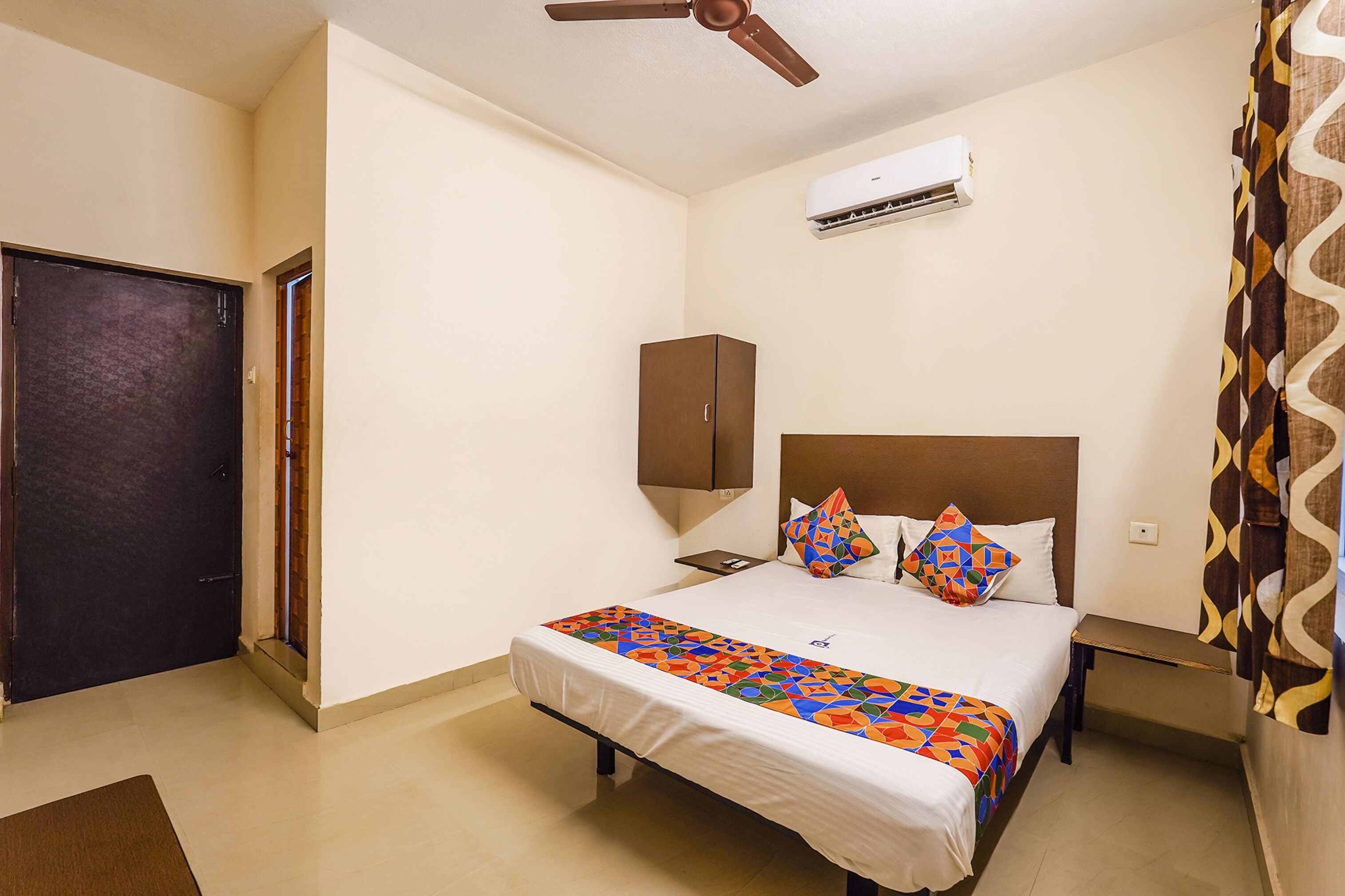 deluxe room | egyptian cotton sheets, premium bedding, in-room safe, free wifi