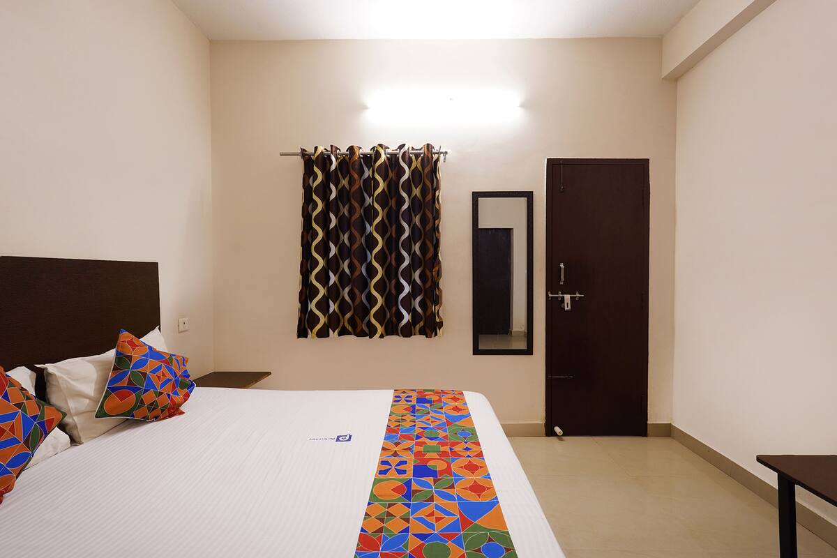 deluxe room | egyptian cotton sheets, premium bedding, in-room safe, free wifi