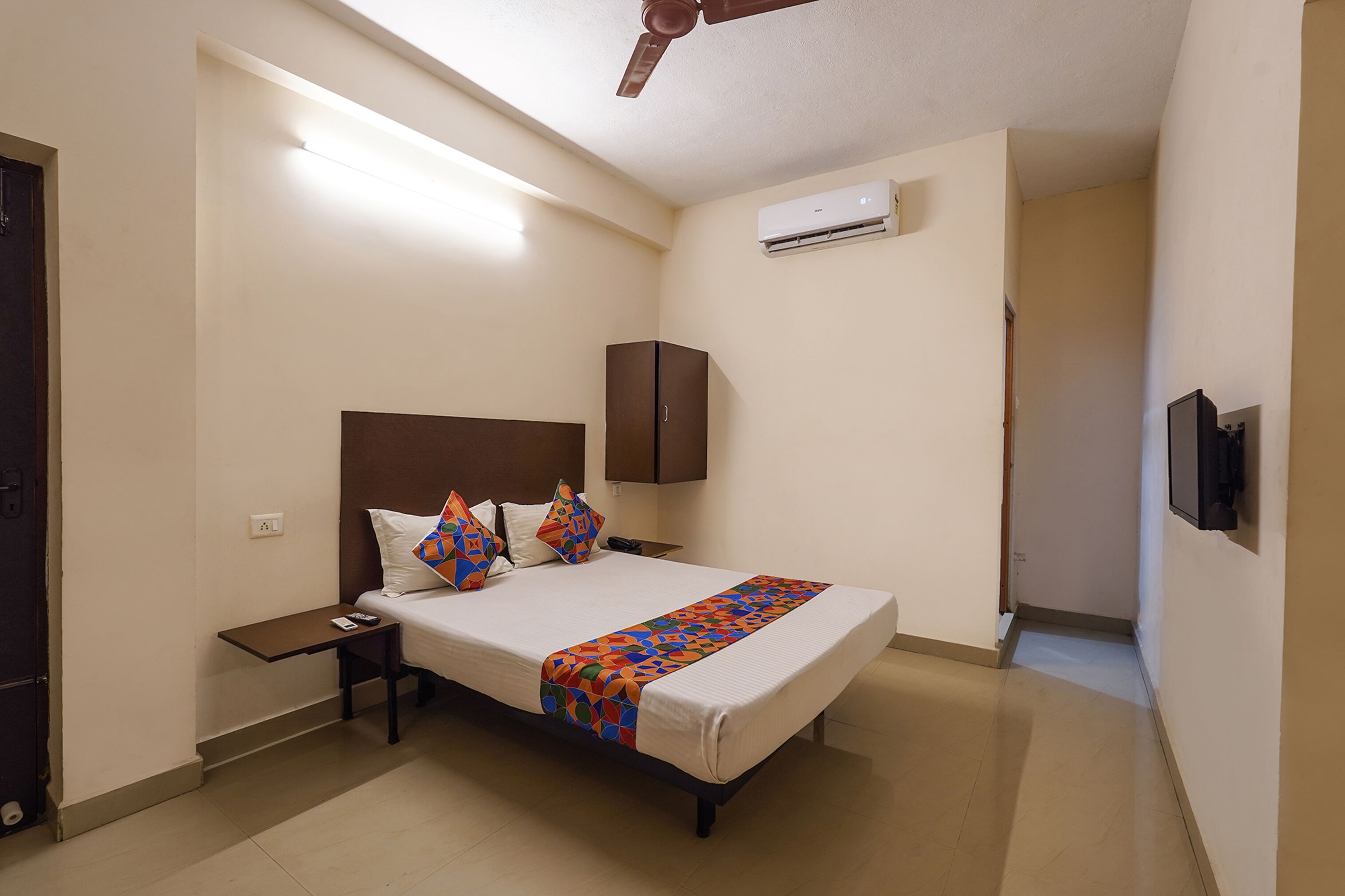 egyptian cotton sheets, premium bedding, in-room safe, free wifi