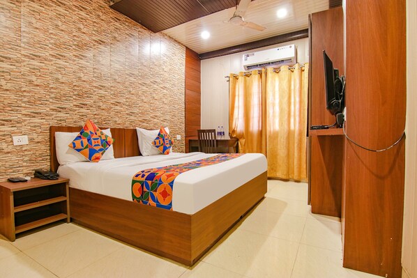 Egyptian cotton sheets, premium bedding, in-room safe, desk - Fabhotel Doon Maira (Dehradun)