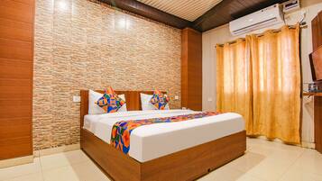 Deluxe Room | Egyptian cotton sheets, premium bedding, in-room safe, desk