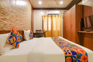 Egyptian cotton sheets, premium bedding, in-room safe, desk - Fabhotel Doon Maira (Dehradun)