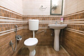 Shower, rainfall showerhead, free toiletries, towels - Fabhotel Doon Maira (Dehradun)