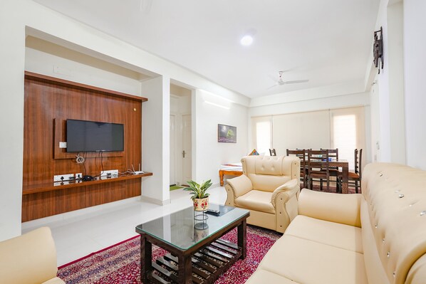 تلفزيون إل سي دي بحجم 28-بوصة يعرض قنوات تلفزيونية باشتراك مدفوع