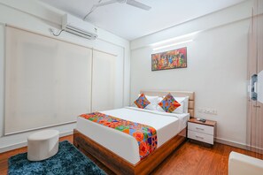 ملاءات من القطن المصري وأغطية فراش متميزة وخزنة داخل الغرفة