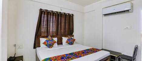 Egyptian cotton sheets, premium bedding, in-room safe, desk