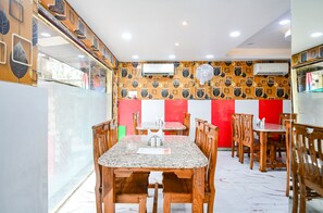 Restaurant - Fabexpress Royal Oak (Bidhannagar)