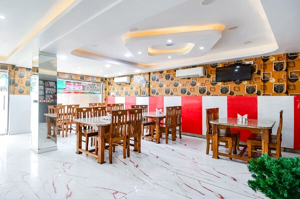 Restaurant - Fabexpress Royal Oak (Bidhannagar)