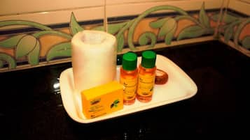 Phòng Deluxe | Phòng tắm | Buồng tắm vòi sen, vòi sen phun mưa, đồ dùng nhà tắm miễn phí