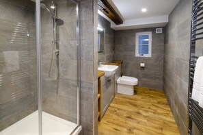 Hair dryer, towels, soap, shampoo - Stunning Lake District Cottage with hot tub and mountain views (Ambleside)
