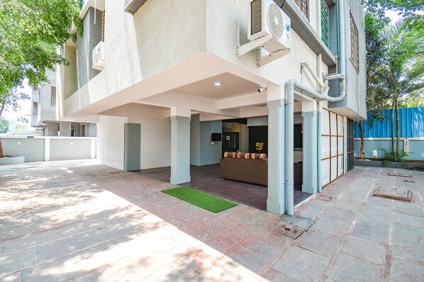 Property entrance - Fabhotel Skylight Studio Rooms (Pune)