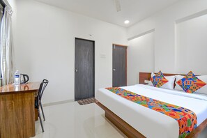 Egyptian cotton sheets, premium bedding, in-room safe, desk - Fabhotel Skylight Studio Rooms (Pune)