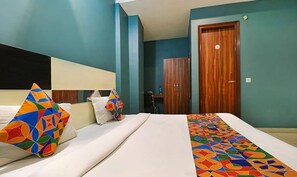 Egyptian cotton sheets, premium bedding, in-room safe, desk - Fabhotel Maxx Inn (New Delhi)