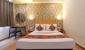 Premium Room | Egyptian cotton sheets, premium bedding, in-room safe, soundproofing - Fabexpress La Serene (New Delhi)