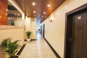 Lobby - Fabhotel Balaji Paradise (Indore)