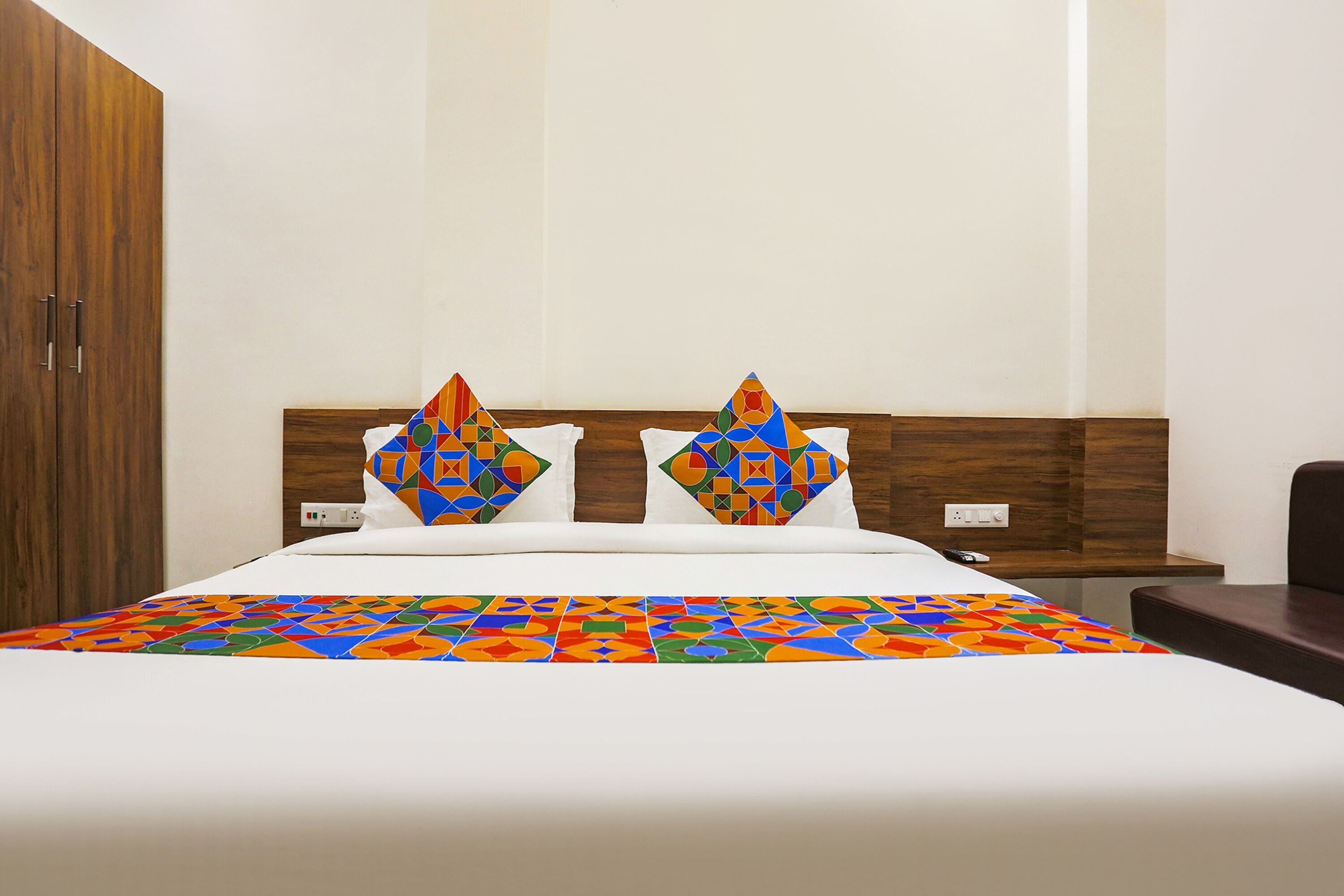 deluxe room | egyptian cotton sheets, premium bedding, in-room safe, free wifi