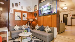 Lobby sitting area - FabHotel JDM Residency (Gurugram)