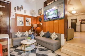 Lobby sitting area - FabHotel JDM Residency (Gurugram)