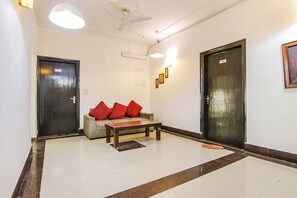 Lobby sitting area - FabHotel JDM Residency (Gurugram)