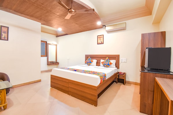 Egyptian cotton sheets, premium bedding, in-room safe, free WiFi
