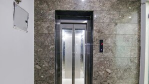 Un ascensor con una pantalla digital que muestra el número 2.