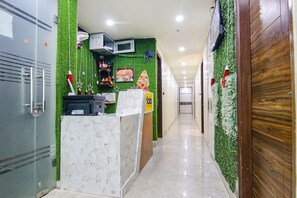 Reception - Fabexpress Waypoint Inn (New Delhi)